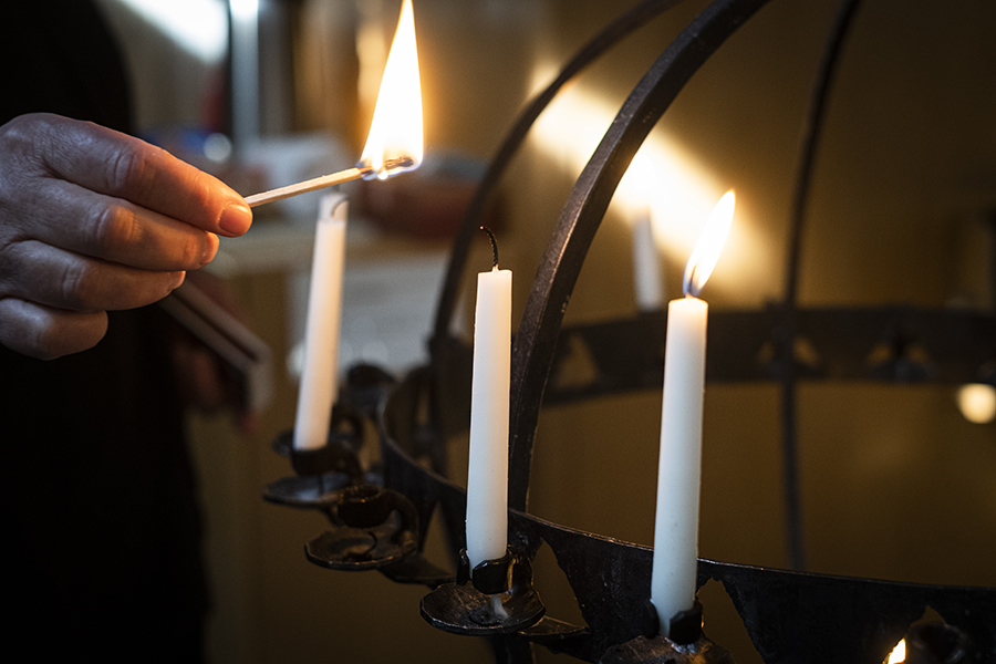 Tänd ett ljus i Västanfors kyrka för fred
