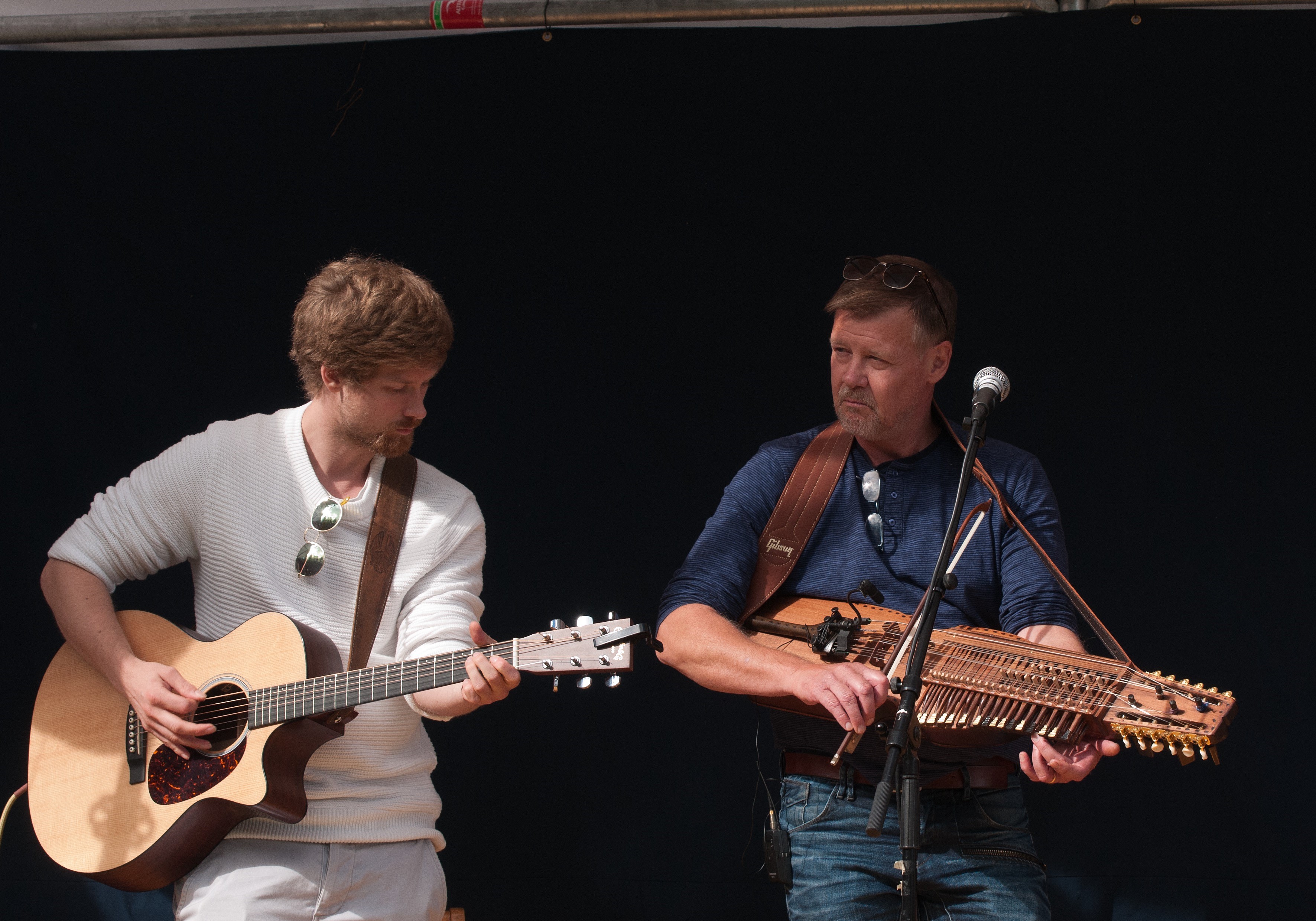 Nyckelharpa och gitarr i Västervåla kyrka